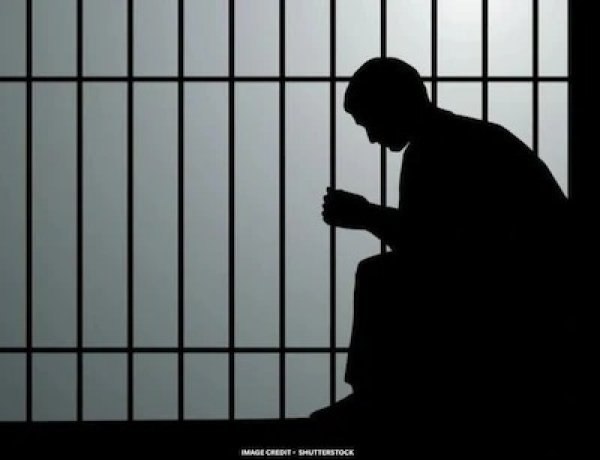 9 साल पहले दिया था 'फ्लाइंग किस', अब 3 महीने के बच्चे के पिता को मिली 3 साल की जेल