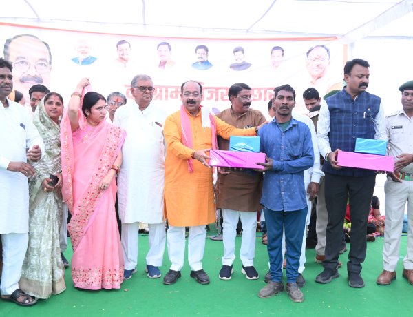 सीएम साय के जन्मदिन पर डिप्टी सीएम साव ने वनग्राम में लगाई जनचौपाल,लाखों के  विकास कार्यों की घोषणा