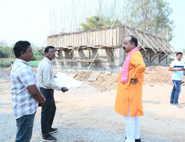 उप मुख्यमंत्री अरुण साव ने कारीडोंगरी-दरवाजा में निर्माणाधीन पुल का किया निरीक्षण