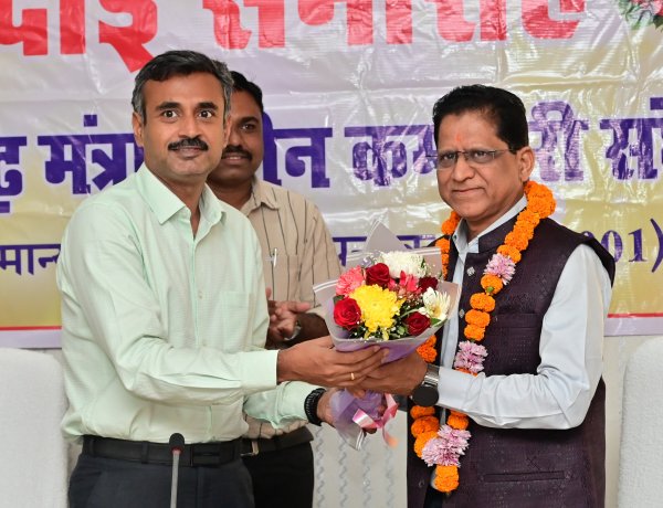 43 वर्षों की गौरवशाली शासकीय सेवा : वरिष्ठ स्टॉफ ऑफिसर दिनेश मिश्रा का सेवानिवृत्त होने पर अधिकारियों-कर्मचारियों ने किया सम्मान