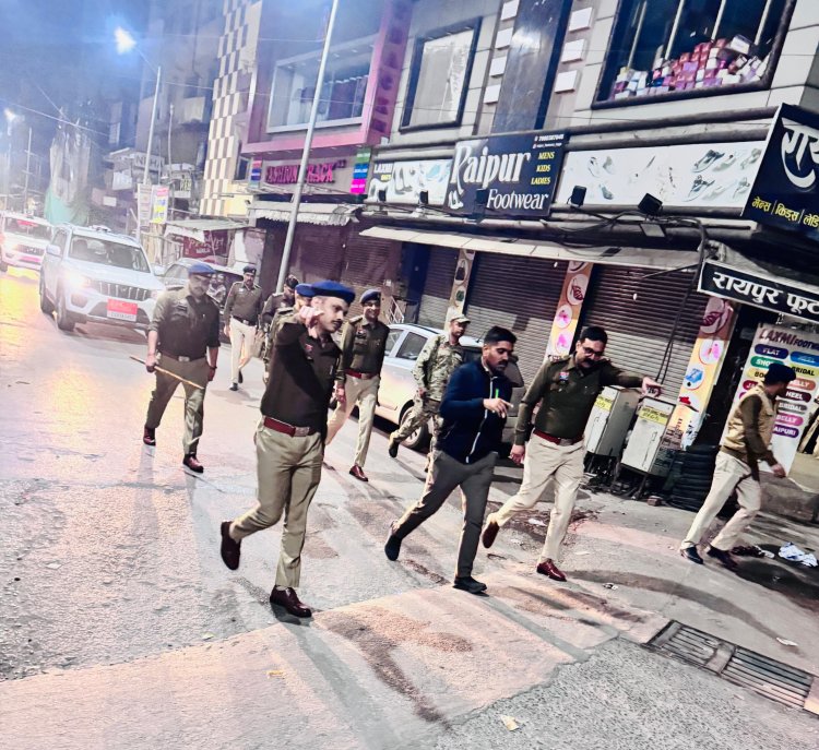 रायपुर में देर रात मचा हड़कंप :  जब पुलिस की दबिश से शटरों की आड़ में संदिग्ध गतिविधियों में शामिल लोगों के उड़े होश,6 गिरफ्तार