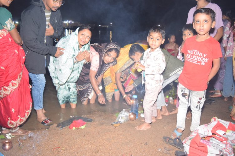 महाशिवरात्रि पर राजिम में लगी आस्था की डुबकी,श्रद्धालुओं ने संगम में स्नान कर दीपदान और रेत से शिवलिंग बनाकर किया जलाभिषेक