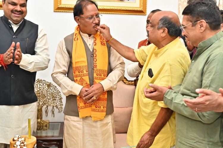 विधायक पुरंदर मिश्रा ने मुख्यमंत्री साय से भेंट कर दी जन्मदिन शुभकामनाएँ