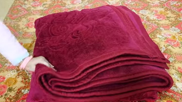 भारी कंबल धोने के लिए नहीं पड़ेगी मशीन या ड्राई क्लीनिंग की जरूरत, इन घरेलू ट्रिक्स से मिनटों में चमकाएं