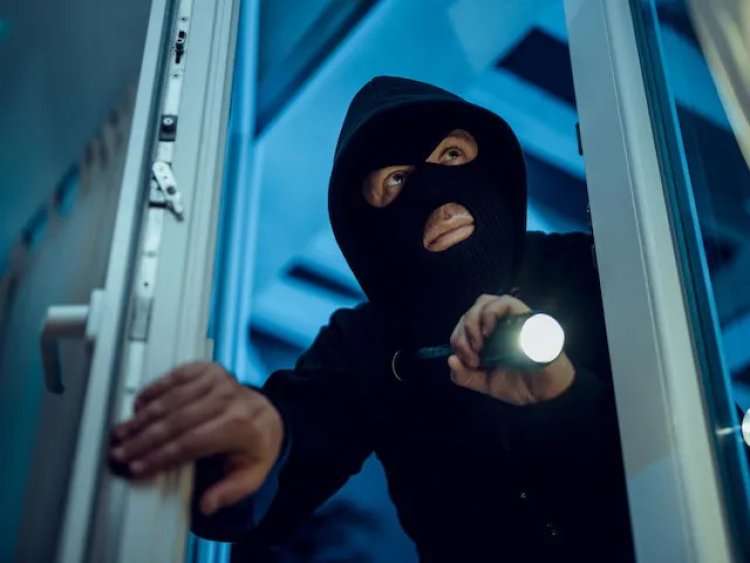 CG Crime : सोते रहे परिजन और घर में घुस गया चोर; अलमारी खुलने की आवाज से खुली नींद, नगदी और जेवर लेकर फरार