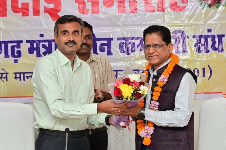 43 वर्षों की गौरवशाली शासकीय सेवा : वरिष्ठ स्टॉफ ऑफिसर दिनेश मिश्रा का सेवानिवृत्त होने पर अधिकारियों-कर्मचारियों ने किया सम्मान