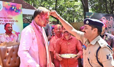 सीएम विष्णुदेव साय ने रायपुर निवास में अधिकारियों- कर्मचारियों संग खेली होली