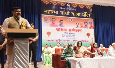 विभिन्न योजनाओं से श्रमिक परिवारों को मिल रही आर्थिक सहायता : मंत्री गजेंद्र यादव