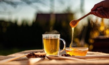 सुबह खाली पेट एक चम्मच घी पीने के हैं जादुई फायदे : चमकती त्वचा और मजबूत पाचन के लिए अपनाएं ये नुस्खा