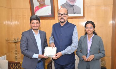 राज्यपाल रमेन डेका से यूनीसेफ के इमेजिन वेंचर के प्रथम भारतीय पुरस्कार विजेता ने की सौजन्य भेंट