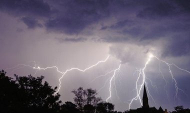 छत्तीसगढ़ में मौसम का 'यू-टर्न' : रायपुर समेत कई जिलों में अंधड़, बारिश और ओलावृष्टि का अलर्ट, जानें अगले 48 घंटों का हाल