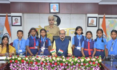 राज्यपाल रमेन डेका से धमतरी के सुदूर वनांचल क्षेत्र के प्रतिभाशाली बच्चों ने की आत्मीय मुलाकात