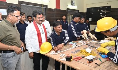 उपमुख्यमंत्री विजय शर्मा ने पुनर्वास केंद्र दंतेवाड़ा में युवाओं से की मुलाकात