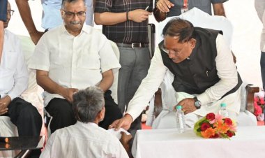 संवेदनशील नेतृत्व की मिसाल: मुख्यमंत्री विष्णु देव साय ने दिव्यांग चंदूलाल की सुनी पुकार, मिनटों में मिला समाधान