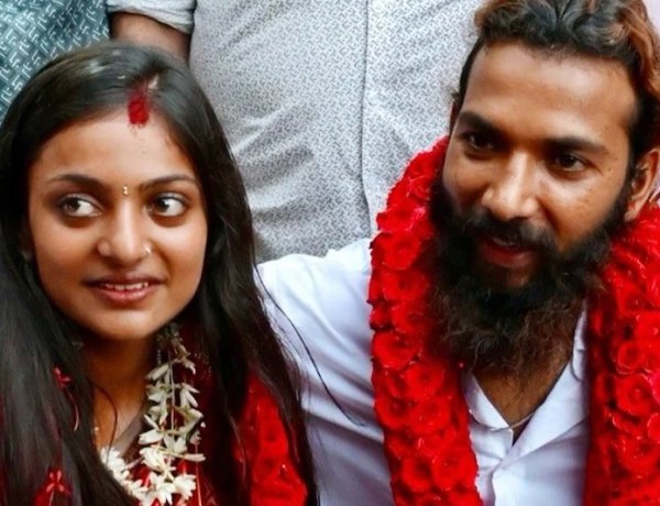 महाकुंभ से रातों-रात मशहूर हुई मोनालिसा ने रचाई शादी : सिंदूर और मंगलसूत्र में सामने आई पहली तस्वीरें, जानें कौन है दूल्हा