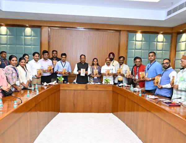 मुख्यमंत्री ने 'मोदी के राज्य से लौटकर' पुस्तक का किया विमोचन