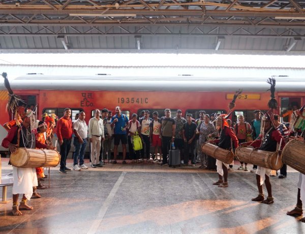 केरल की एथलेटिक्स टीम पहुंची जगदलपुर, पारंपरिक लोकनृत्य से हुआ भव्य स्वागत