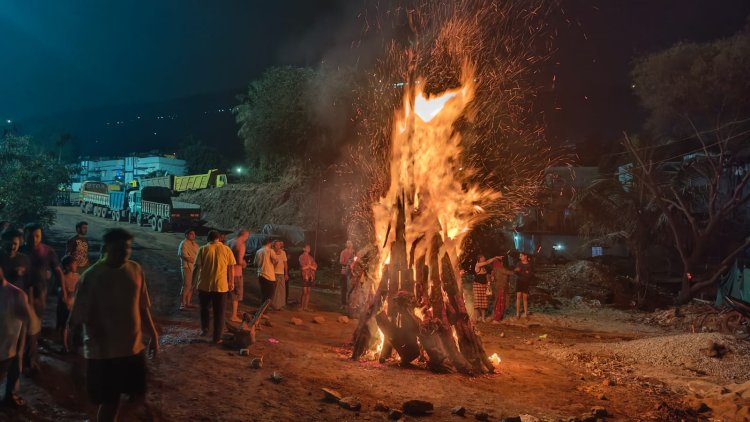 किरंदुल मुख्य बाजार में आधी रात श्रद्धा के साथ हुआ होलिका दहन, युवाओं ने संभाली व्यवस्था