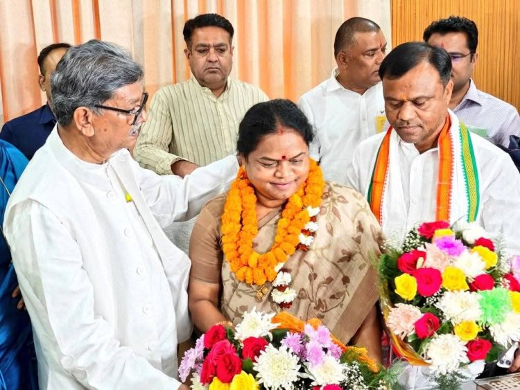 नवनिर्वाचित राज्यसभा सदस्य फूलो देवी नेताम का राजीव भवन रायपुर में अभिनंदन