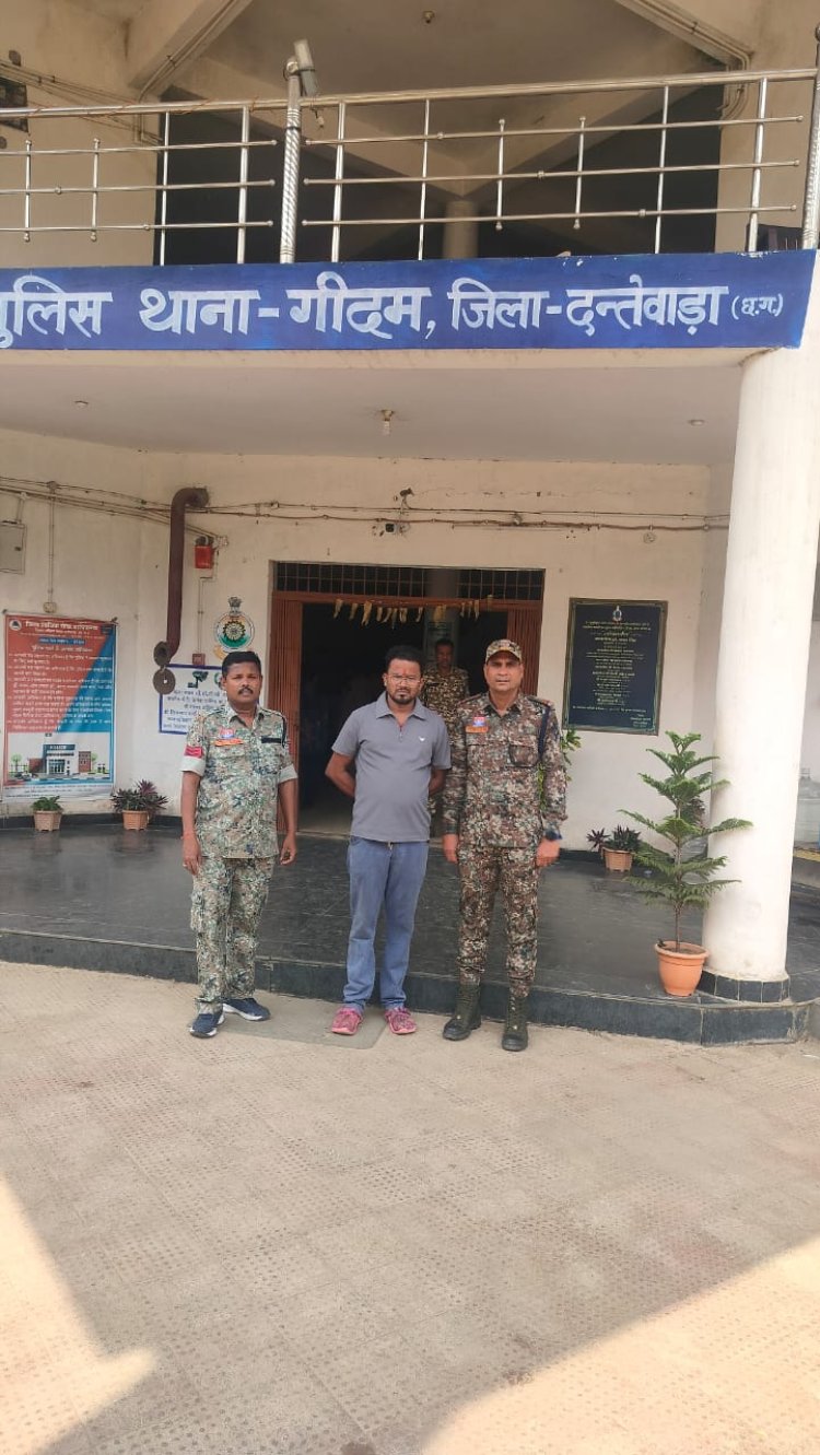 गीदम में अवैध सट्टा पर पुलिस की कार्रवाई, सट्टा लिखते आरोपी गिरफ्तार