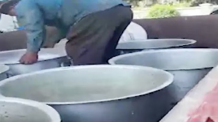 देवरिया में पेट्रोल खत्म होने की अफवाह से मचा हड़कंप; ट्रैक्टर-ट्रॉली पर 'बर्तन' लादकर तेल लेने पहुँचे लोग, वीडियो वायरल