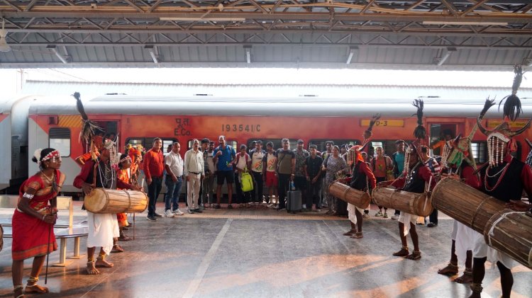 केरल की एथलेटिक्स टीम पहुंची जगदलपुर, पारंपरिक लोकनृत्य से हुआ भव्य स्वागत