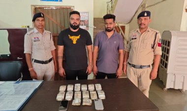 मर्सिडीज कार से जुआ खेलने पहुंचे युवक गिरफ्तार, लाखों का कैश बरामद 