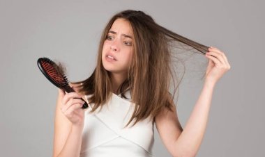 बालों के झड़ने से हैं परेशान? इन 5 नेचुरल तरीकों से बाल बनेंगे घने और मजबूत; आज ही आज़माएं ये घरेलू नुस्खे