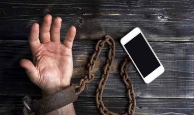 सिर्फ आंखें और नींद ही नहीं, मोबाइल की लत आपके शरीर को अंदर से बना रही है खोखला; जानें 5 गंभीर खतरे