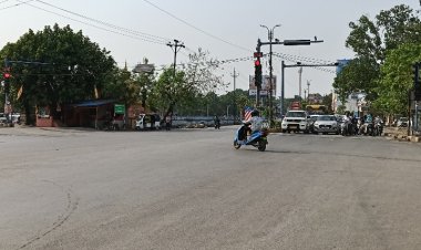भीषण गर्मी में चौराहों पर सन्नाटा फिर भी सिग्नल्स पर रुकना मजबूरी