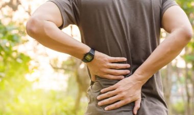 क्यों होता है कमर के निचले हिस्से में दर्द? जानें इसके पीछे छिपे ये गंभीर कारण और बचाव के तरीके