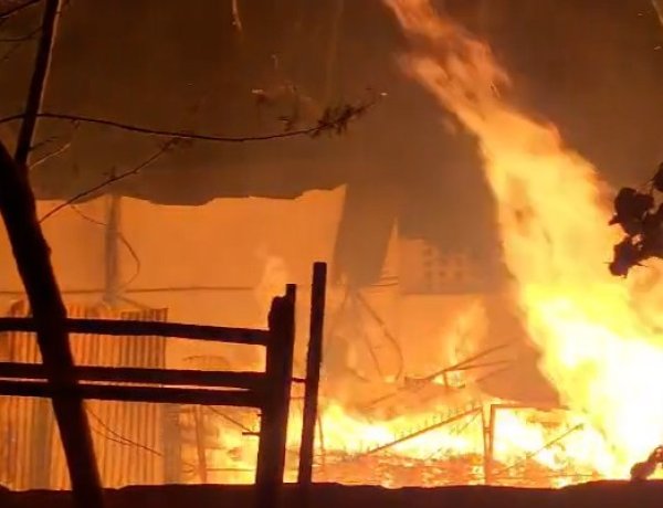 राजधानी के फाफाडीह टिंबर मार्केट में भीषण आग : 12 दमकल गाड़ियां मौके पर मौजूद