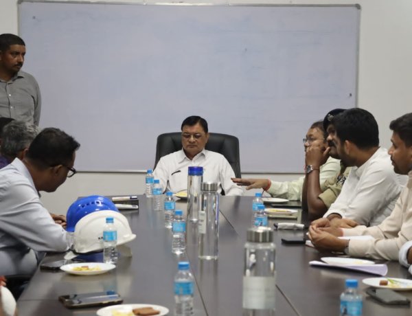 वेदांता हादसे के घायल मजदूरों से मिले उद्योग मंत्री लखनलाल देवांगन, एफआईआर दर्ज करने दिए निर्देश