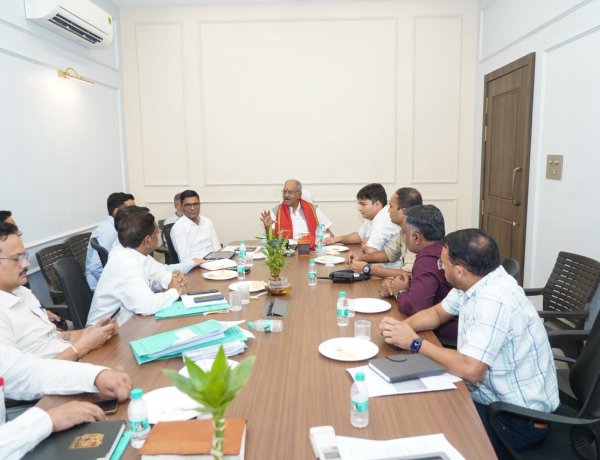 रायपुर की यातायात व्यवस्था को सुधारने और विकास कार्यों को गति देने सांसद बृजमोहन अग्रवाल ने ली उच्च स्तरीय बैठक