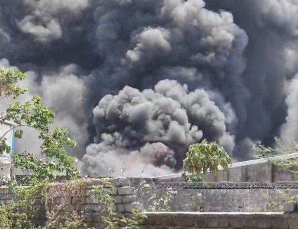 सड्डू की प्लास्टिक फैक्ट्री में भीषण आग, धुएं और लपटों से मचा हड़कंप