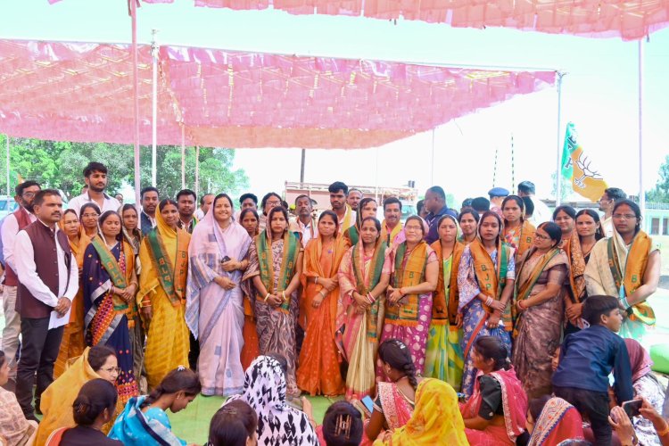 पूर्व कांग्रेस विधायक के गृह ग्राम में 31 लोगों ने थामा कमल का साथ, मंत्री लक्ष्मी राजवाड़े ने कराया भाजपा ज्वाइन