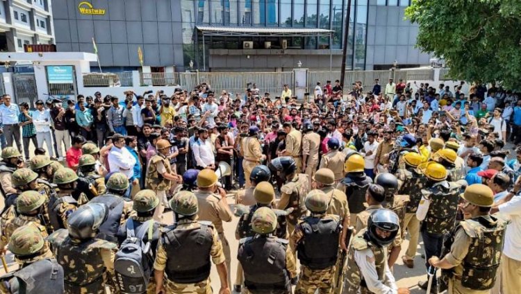 Noida Violence News: नोएडा में श्रमिकों का उग्र प्रदर्शन, 3000 करोड़ का नुकसान; वेतन में 21% बढ़ोतरी का ऐलान