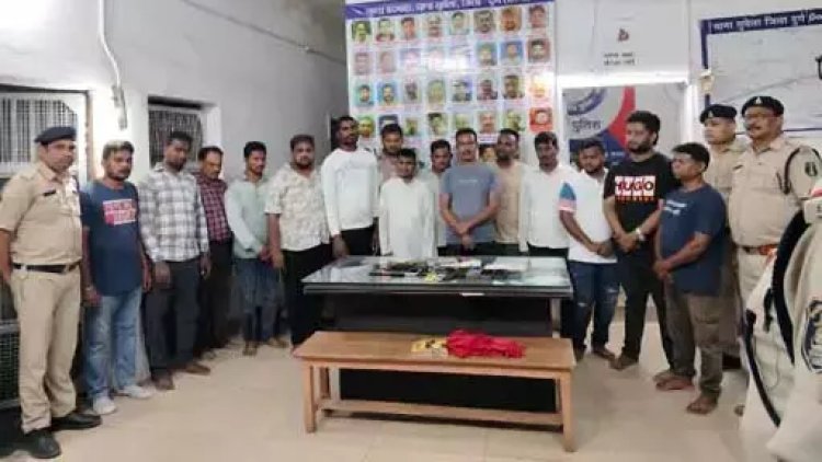 जुआ फड़ पर पुलिस की दबिश, 15 आरोपी गिरफ्तार; लाखों का सामान जब्त