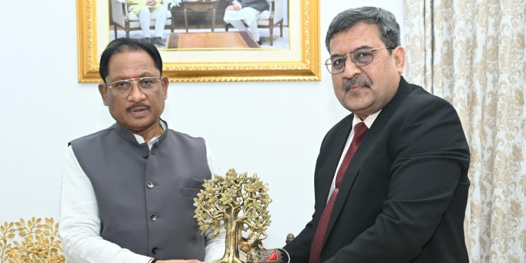 सीएम विष्णुदेव साय से मिले IOCL छत्तीसगढ़-मध्य प्रदेश के मुख्य महाप्रबंधक,पेट्रोलियम सेक्टर विस्तार पर चर्चा