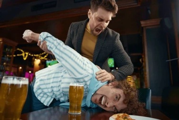 बार में व्यापारी के सिर पर फोड़ी बीयर बोतल, लहूलुहान करके भागा आरोपी