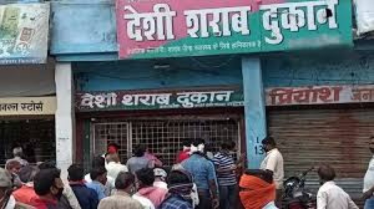 दुकानों में देशी शराब की भारी कमी, प्लास्टिक बोतलों से एक चौथाई ही सप्लाई