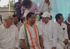 विश्रामपुर थाने के सामने कांग्रेस का आंदोलन खत्म: TI सस्पेंड करने और धाराएं हटाने के आश्वासन के बाद अनशन स्थगित