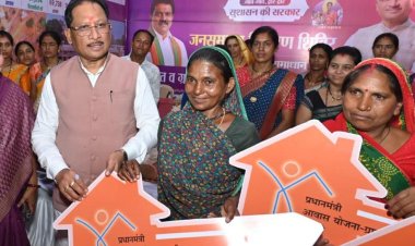 मुख्यमंत्री विष्णुदेव साय ने हितग्राहियों को सौंपी प्रधानमंत्री आवास योजना की चाबी