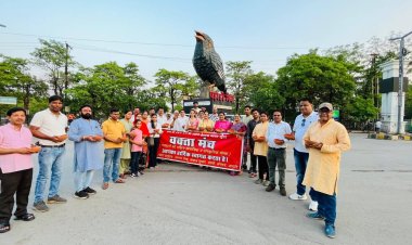 वक्ता मंच का पक्षी मित्र अभियानः निःशुल्क सकोरे बांटे गए 