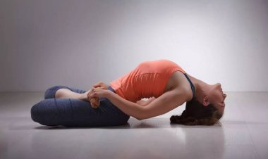 आँखों की थकान, गले की खराश और पीठ की अकड़न से हैं परेशान? रोज सिर्फ 5 मिनट करें 'मत्स्यासन', मिलेंगे गजब के फायदे