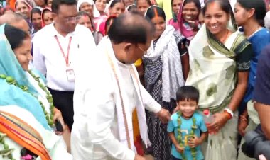 तेंदूपत्ता संग्राहकों के बीच पहुंचे मुख्यमंत्री, महुआ पेड़ के नीचे लगाई चौपाल
