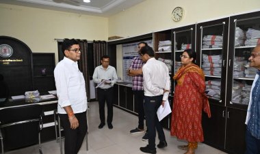 राजस्व मंत्री टंकराम वर्मा के औचक निरीक्षण से रायपुर तहसील कार्यालय में मचा हड़कंप,एसडीएम को लगाई फटकार