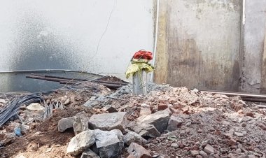 कला मंच तोड़ने वाले ने सरकारी जमीन पर किया बोर खनन