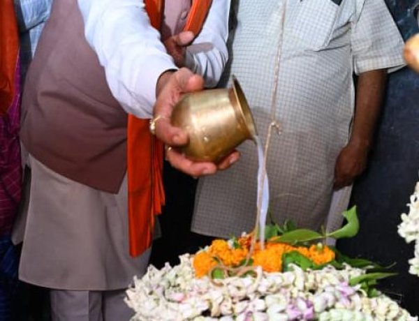 मुख्यमंत्री ने हाटकेश्वर महादेव मंदिर में पूजा-अर्चना कर प्रदेशवासियों के सुख समृद्धि की कामना की