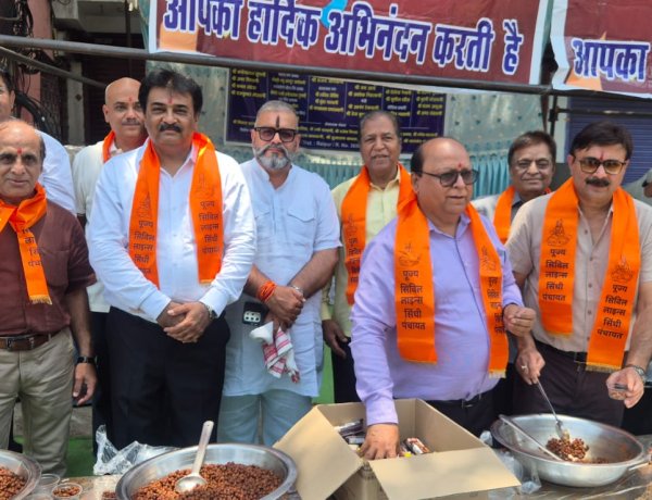 सिविल लाइंस सिंधी पंचायत द्वारा शरबत वितरण